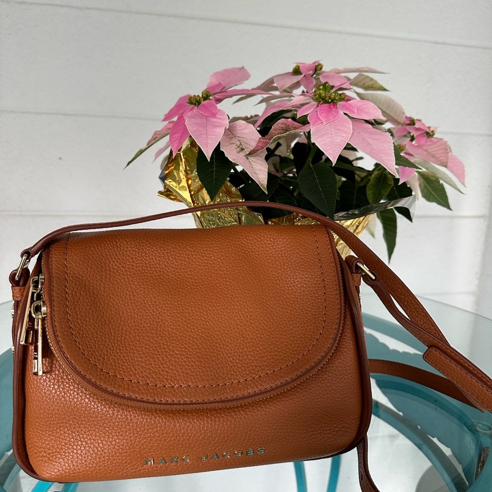 Marc Jacobs The Groove Mini Messenger Leather Crossbody in Smoked Almond (brown)